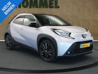 Toyota Aygo 1.0 VVT-i MT JBL - ORIGINEEL NEDERLANDSE AUTO - AFKOMSTIG VAN 1E EIGENAAR - NAVIGATIE - JBL AUDIO - VOORSTOELEN VERWARMD - CAMERA - ADAPTIEVE CRUISE CONTROL - TWO TONE LAK - DONKER GETINTE RAMEN ACHTER - PARKEERSENSOREN VOOR/ ACHTER - MISTLAMPEN VOOR - CLIMATE CONTROL