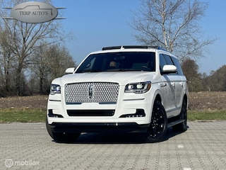 Lincoln Navigator Black Label op Grijs kenteken.