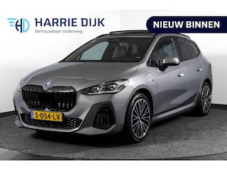 BMW 2-serie Tourer 225e xDrive 245 PK M-Sport - Automaat Org. NL | S/K-Panodak | Shadow Line | Innovation Pakket | Dig. Cockpit | Adapt. Cruise | 360 Camera | NAV + App. Connect | ECC | Elek. Klep | Elek. Trekhaak | LM19" |