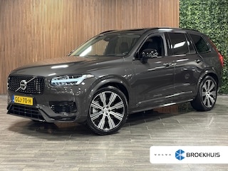 Volvo XC90 T8 AWD Recharge Ultra Dark | Vol! | Bowers & Wilkins | Luchtvering | Stoelventilatie | Trekhaak | 360 Camera | Head-Up Display | Stoelmassage | 455pk | Adaptieve Cruise Control | Stoelverwarming voor+achter | Stuurwielverwarming | Schuifdak | 21 Inch | Full LED  Meesturende koplampen | Pilot Assist | BLIS Dode Hoek Detectie | Alcantara hemelbekleding | Lederen handgrepen en zonnekleppen | Elektrische voorstoelen geheugen | Nappa Lederen bekleding | Zitting verlenging voorstoelen | Lederen Dashboard | Google Infotainment | Keyless Drive | Parkeersensoren voor+achter | Privacy Glass | Elektrisch bedienbare achterklep | Geïntegreerde zongordijnen achterportieren | Geïntegreerd kinderzitje achterin | Verlichte instaplijsten | 7-Persoons | 4-Zone Climate Control | DAB Radio | Apple Carplay/Android Auto | Alarm Klasse III | Draadloos telefoon opladen | Volvo On Call met mobiele App functie | Platinum Grey Metallic |