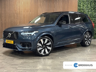 Volvo XC90 T8 AWD Recharge Ultra Dark | Vol! | Bowers & Wilkins | Luchtvering | Stoelventilatie | Trekhaak | 360 Camera | Head-Up Display | Stoelmassage | 455pk | Adaptieve Cruise Control | Stoelverwarming voor+achter | Stuurwielverwarming | Schuifdak | 21 Inch | Full LED  Meesturende koplampen | Pilot Assist | BLIS Dode Hoek Detectie | Alcantara hemelbekleding | Lederen handgrepen en zonnekleppen | Elektrische voorstoelen geheugen | Nappa Lederen bekleding | Zitting verlenging voorstoelen | Lederen Dashboard | Google Infotainment | Keyless Drive | Parkeersensoren voor+achter | Privacy Glass | Elektrisch bedienbare achterklep | Geïntegreerde zongordijnen achterportieren | Geïntegreerd kinderzitje achterin | Verlichte instaplijsten | 7-Persoons | 4-Zone Climate Control | DAB Radio | Apple Carplay/Android Auto | Alarm Klasse III | Draadloos telefoon opladen | Volvo On Call met mobiele App functie | Denim Blue Metallic |