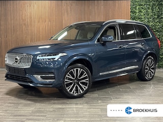 Volvo XC90 T8 AWD Recharge Plus Bright Trekhaak | 360° Camera | Harman Kardon | All Season banden | 455pk | Adaptieve Cruise Control | Standkachel met Volvo On Call App |  Stoelverwarming voor+achter | Stuurwielverwarming | Pilot Assist | BLIS Dode Hoek Detectie | Elektrische voorstoelen geheugen | Lederen bekleding | Zitting verlenging voorstoelen | Lederen dashboard | 20 Inch | Keyless Drive | Parkeersensoren voor+achter | Privacy Glass | Elektrisch bedienbare achterklep | 7-Persoons | 4-Zone Climate Control | Geïntegreerde zongordijnen achterportieren | Verlichte instaplijsten | Draadloos telefoon opladen | DAB Radio | Apple Carplay/Android Auto | Volvo On Call met mobiele App functie | Denim Blue Metallic |