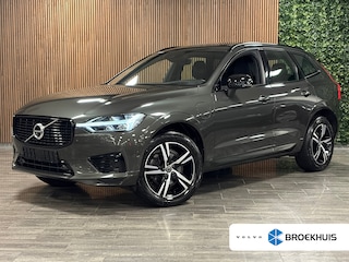 Volvo XC60 T6 AWD Recharge R-Design | Pine Grey! | Trekhaak | 360° Camera | Head-Up Display | Harman Kardon | Adaptieve Cruise Control | Standkachel met Volvo On Call App | Stoelverwarming voor+achter | Stuurwielverwarming | Schuifdak | Full LED meesturende koplampen | Pilot Assist | BLIS Dode Hoek Detectie | Bestuurdersstoel elektrisch geheugen | R-Design Contour stoelen met wit stiksel en bies | Zitting verlenging voorstoelen | 19 Inch | Keyless Drive | Parkeersensoren voor+achter | Elektrisch bedienbare achterklep | DAB Radio | Apple Carplay/Android Auto | Volvo On Call met mobiele App functie | Pine Grey Metallic |