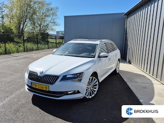 Skoda Superb Combi 1.4 TSI ACT Style Business 150PK DSG/AUTO | Glazen panorma-dak | Trekhaak | Navigatie | Stoelverwarming | Dodehoek detectie | Keyless entry/start | Cruise control | 19"LMV