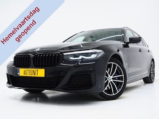 BMW 5-serie Touring 530e M Sport Shadow Line | Panoramadak | Trekhaak | Keyless | Sportstuur | Sfeerlicht | Camera | LED | Carplay