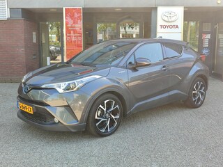 Toyota C-HR 1.8 Hybrid STYLE TREKHAAK STOEL/STUURVERW KEYLESS BLIND SPOT 18'' LM-VELGEN NAVI CAMERA PARK-SENSOREN