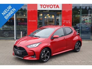 Toyota Yaris HYBRID 130 EXECUTIVE NIEUW & DIRECT LEVERBAAR-VOORRAADKORTING!!! STOEL/STUURVERW PARK-SENSOREN BLIND-SPOT SPORTSTOELEN APPLE/ANDROID NL-AUTO