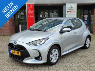 Toyota Yaris 1.5 Hybrid STYLE TREKHAAK PARK-SENSOREN STOELVERW BLIND SPOT KEYLESS APPLE/ANDROID LED CLIMA AD-CRUISE 15'' LM-VELGEN