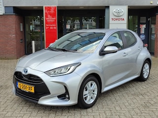 Toyota Yaris 1.5 Hybrid STYLE TREKHAAK PARK-SENSOREN STOELVERW BLIND SPOT KEYLESS APPLE/ANDROID LED CLIMA AD-CRUISE 15'' LM-VELGEN
