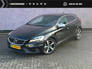 Volvo V40 1.5 T3 Nordic+ Sport | R-Design Exterieur | Lichtmetalen Velgen 17 inch | Navigatie | Parkeerverwarming | Stoelverwarming | Verwarmde Voorruit | Sportonderstel | LED Koplampen | Bluetooth