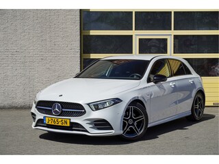Mercedes-Benz A-klasse 160 5drs AMG Business Solution BJ2020 Lmv 18" | Led V+A | Pdc | Achteruitrijcamera | Navi | Virtual cockpit | Dashboard verlichting | Climate control | Cruise control | Sportstoelen | Sportstuur | Verwarmde voorstoelen | Zwarte hemel | Extra getint glas