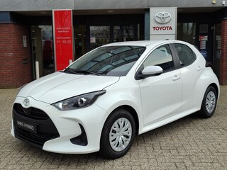 Toyota Yaris 1.5 Hybrid NIEUW VOORRAADVOORDEEL NU €23.900! NORMAAL €27.195! CAMERA CLIMA AD-CRUISE APPLE/ANDROID BLUETOOTH AD-CRUISE REGEN/LICHTSENSOR NIEUW!