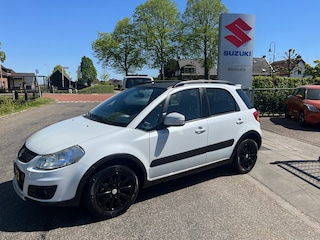 Suzuki SX4 1.6 Executive // Trekhaak // Door ons onderhouden SX4 // All-season banden // Stootlijst // Rijklaarprijs!