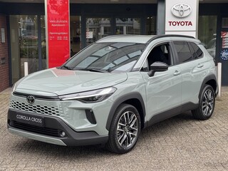 Toyota Corolla Cross 2.0 Hybrid 180 DYNAMIC NIEUW DIRECT LEVERBAAR! BLIND SPOT STOEL/STUURVERW KEYLESS 18'' LM-VELGEN APPLE/ANDROID NAVI CLIMA AD-CRUISE PARK-SENSOREN