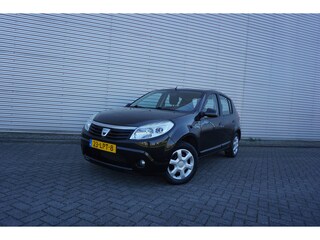Dacia Sandero 1.2 Lauréate Airco / Elektr. ramen / Trekhaak / NAP / NIEUWE APK!