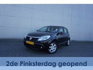 Dacia Sandero 1.2 Lauréate Airco / Elektr. ramen / Trekhaak / NAP / NIEUWE APK!