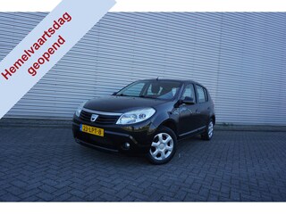 Dacia Sandero 1.2 Lauréate Airco / Elektr. ramen / Trekhaak / NAP / NIEUWE APK!