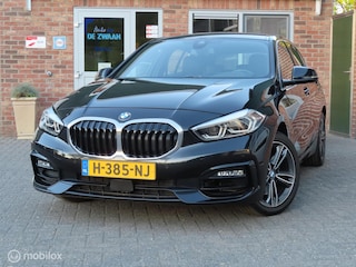 BMW 118i Sport High Executive|Sport stoelen leder|Zwarte hemelbekleding|Stoelverwarming|Sfeerverlichting|Carplay.