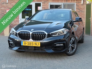 BMW 118i Sport High Executive|Sport stoelen leder|Zwarte hemelbekleding|Stoelverwarming|Sfeerverlichting|Carplay.