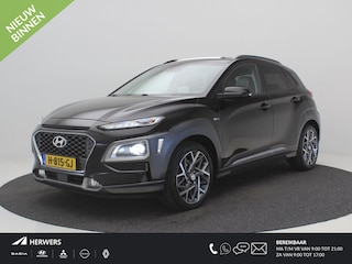 Hyundai Kona 1.6 GDI HEV Premium Automaat / Trekhaak / Lederen bekleding / HUD Display / Navigatie / Adaptieve Cruise Control / Elektrisch stoel voor / Stoel verwarming & koeling voor / NL Auto / Historie aanwezig /