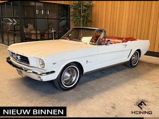 Ford Mustang Cabrio. V8 260 1964. Automaat. Stuurbekrachtiging. Elektrisch dak. Een van de allereerste Mustangs.