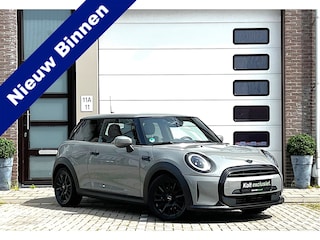 Mini Mini 1.5 Classic Plus & Trim Black Pack | Airco | Apple CarPlay | Navigatie | Sport Int | 17" Black Spoke Velgen / Park Sensors / 1e Eigenaar!