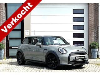 Mini Mini 1.5 Classic Plus & Trim Black Pack | Airco | Apple CarPlay | Navigatie | Sport Int | 17" Black Spoke Velgen / Park Sensors / 1e Eigenaar!