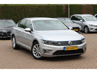 Volkswagen Passat 1.4 TSI GTE Connected Series / Trekhaak / CarPlay / Navigatie / Parkeerhlp V+A / 17'' / DAB / Cruise Control