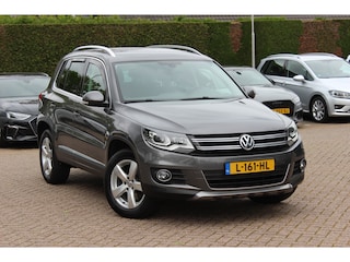 Volkswagen Tiguan 2.0 TSI Sport&Style 4Motion / Trekhaak / Android Auto / Parkeerhulp V+A / 17'' / Xenon / DAB / Navigatie / Stoelverwarming / Cruise Control