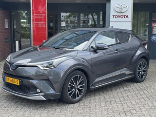 Toyota C-HR 1.8 Hybrid EXECUTIVE TREKHAAK STOEL/STUURVERW BLIND SPOT SIDEBARS PARK-SENSOREN LED KEYLESS 18'' LM-VELGEN NAVI JBL-AUDIO NL-AUTO