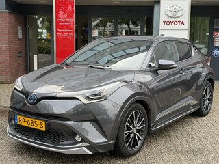 Toyota C-HR 1.8 Hybrid EXECUTIVE TREKHAAK STOEL/STUURVERW BLIND SPOT SIDEBARS PARK-SENSOREN LED KEYLESS 18'' LM-VELGEN NAVI JBL-AUDIO NL-AUTO