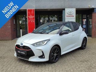 Toyota Yaris 1.5 Hybrid EXECUTIVE STOELVERW HEAD-UP PARK-SENSOREN BLIND SPOT 17'' LM-VELGEN NAVI CLIMA BI-TONE LEER/STOF LED APPLE/ADROID