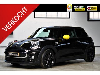 Mini Cooper 1.5 Chili | Serious Business | Automaat | 17 inch | Parkeerassistent | Head-Up | NL auto |