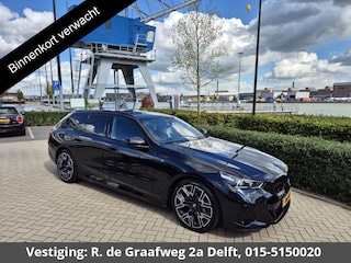 BMW 5-serie Touring 530e M-Pakket | Harman Kardon | Elektrisch wegklapbare trekhaak | Leder | december 25 | Ned. Auto