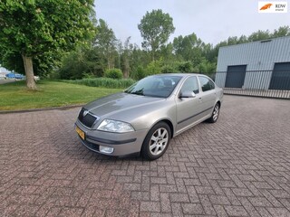 Skoda Octavia 1.6 Ambiente AIRCO PARKEERSENSOR TREKHAAK ELEKTRISCHERAMEN