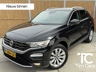 Volkswagen T-Roc 1.5 TSI Style Business Automaat | Climate control | Cruise control adaptief | Navigatiesysteem | Apple CarPlay/Android Auto | Rijstrooksensor | 17 inch velgen | Getint glas | Achteruitrijcamera | Parkeersensoren voor en achter