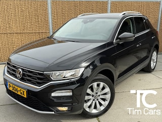 Volkswagen T-Roc 1.5 TSI Style Business Automaat | Climate control | Cruise control adaptief | Navigatiesysteem | Apple CarPlay/Android Auto | Rijstrooksensor | 17 inch velgen | Getint glas | Achteruitrijcamera | Parkeersensoren voor en achter