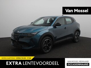 Alfa Romeo Junior Elettrica 54 kWh | Apple Carplay/Android Auto | Climate control | 18" Lichtmetalen velgen | Parkeersensoren