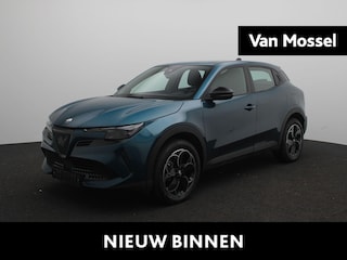 Alfa Romeo Junior Elettrica 54 kWh | Apple Carplay/Android Auto | Climate control | 18" Lichtmetalen velgen | Parkeersensoren