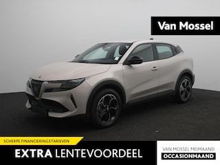 Alfa Romeo Junior Elettrica 54 kWh | Apple Carplay/Android Auto | Climate control | 18" Lichtmetalen velgen | Parkeersensoren