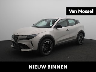 Alfa Romeo Junior Elettrica 54 kWh | Apple Carplay/Android Auto | Climate control | 18" Lichtmetalen velgen | Parkeersensoren