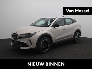 Alfa Romeo Junior Elettrica 54 kWh | Apple Carplay/Android Auto | Climate control | 18" Lichtmetalen velgen | Parkeersensoren