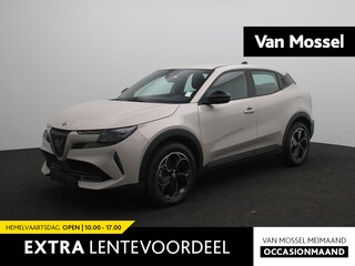 Alfa Romeo Junior Elettrica 54 kWh | Apple Carplay/Android Auto | Climate control | 18" Lichtmetalen velgen | Parkeersensoren