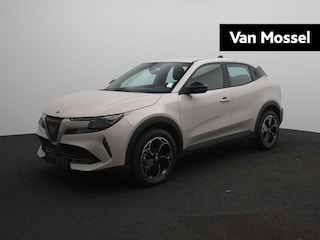Alfa Romeo Junior Elettrica 54 kWh | Apple Carplay/Android Auto | Climate control | 18" Lichtmetalen velgen | Parkeersensoren