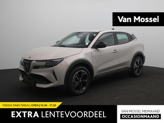 Alfa Romeo Junior Elettrica 54 kWh | Apple Carplay/Android Auto | Climate control | 18" Lichtmetalen velgen | Parkeersensoren