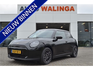 Mini Cooper E Blackyard 40.7 kWh NIEUWE AUTO! Stoelverwarmig | Camera | Carplay | Head Up Display | 17 " U-Spoke grey velgen! Nieuwprijs €32.990,-!!