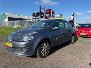 Renault Clio 1.4-16V Team Spirit export of handel lees advertentie !