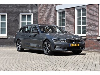 BMW 330 330e xDrive High Executive/Panodak/Leer/4WD Wij zijn op afspraak geopend! Graag bellen voor uw komst.