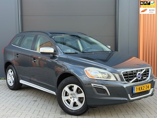 Volvo XC60 2.0 T5 R-Design|Volledig Dealeronderhouden!|Trekhaak|Lederen Bekleding|Parkeersensoren|Navi|Cruise Control|Stoelverw