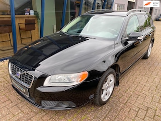 Volvo V70 2.5FT Momentum Automaat H.LEER / XENON / TREKHAAK / YOUNGTIMER